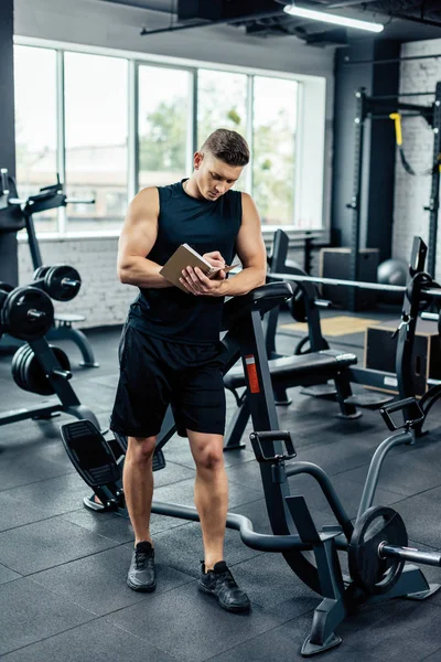 Joven entrenador deportivo - foto de stock