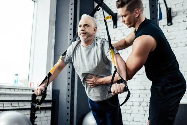 Sênior desportista formação com trx — Fotografia de Stock