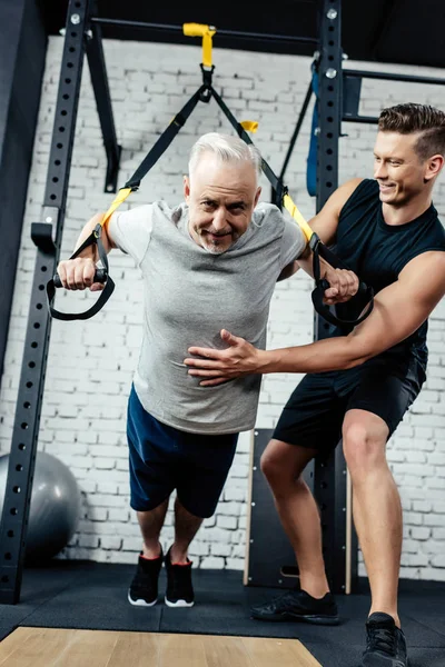 Старший спортсмен тренировки с trx — стоковое фото