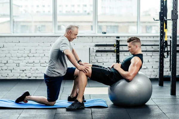 Deportista haciendo abdominales en fitness ball — Stock Photo