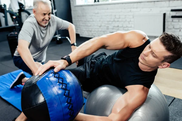 Entrenamiento de deportista con balón de medicina - foto de stock