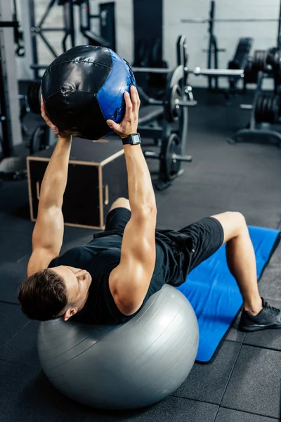 Sportif avec médecine ball — Photo de stock