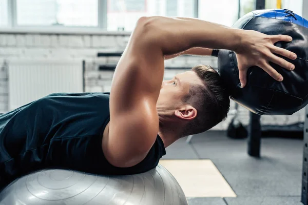 Deportista con balón de medicina - foto de stock