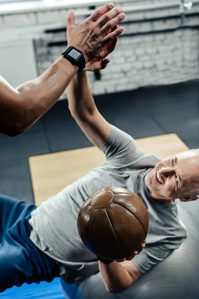 Deportista dando highfive a entrenador - foto de stock