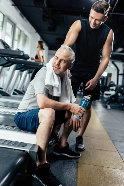 Senior Sportler ruht sich nach dem Training aus — Stockfoto