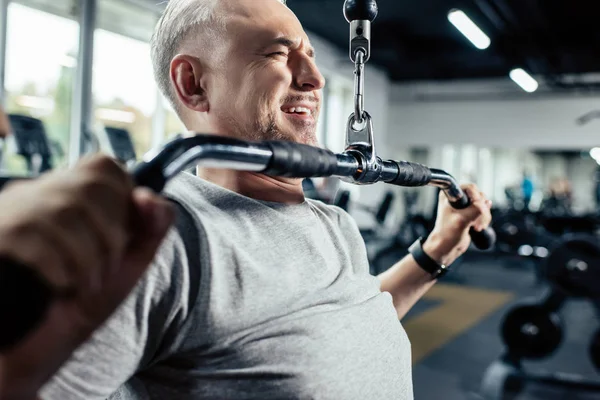 Senior Sportler beim Heben von Gewichten — Stockfoto