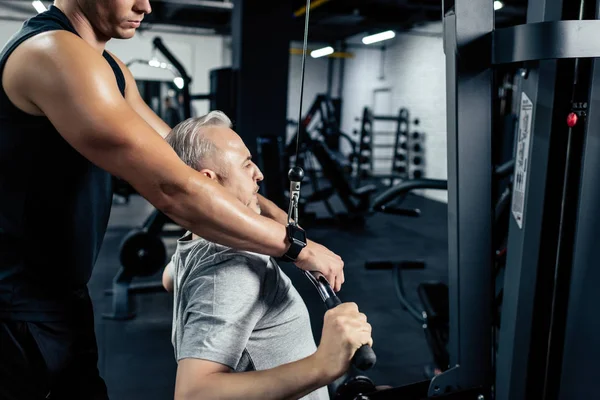 Senior Sportler beim Heben von Gewichten — Stockfoto