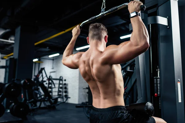 Musculoso deportista levantando pesas - foto de stock