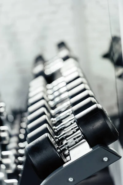 Rangée d'haltères dans la salle de gym — Photo de stock