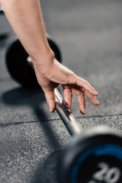 Vue recadrée de l'entraînement sportif avec haltère dans la salle de gym — Photo de stock