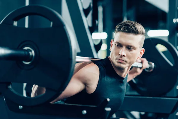 Esportista levantar barbell — Fotografia de Stock