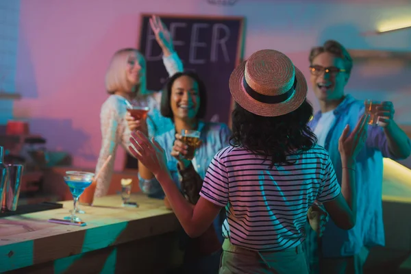 Multikulturelle Menschen grüßen Freund auf Party — Stockfoto