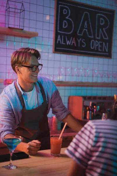 Barman. - foto de stock