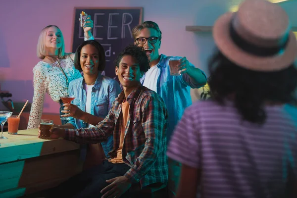 Multikulturelle Menschen grüßen Freund auf Party — Stockfoto