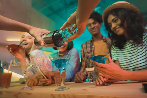 Barman faire un cocktail pour les amis — Photo de stock