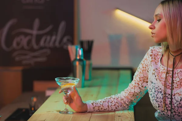 Mujer con cóctel en el bar - foto de stock