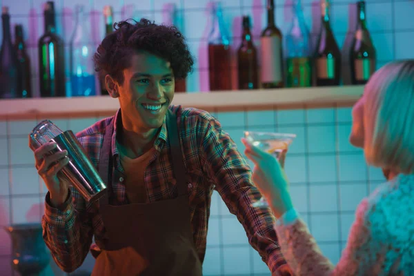 Sonriente barman afroamericano - foto de stock