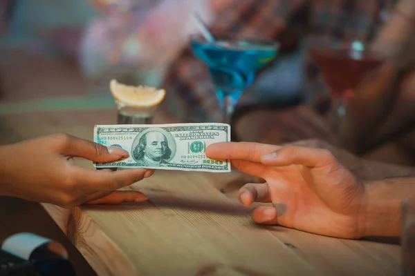 Homem pagando barman para coquetéis — Fotografia de Stock