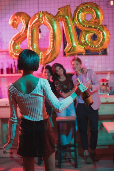 Mujer con botella de champán - foto de stock