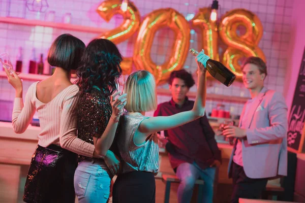 Amigos multiculturales celebrando el año nuevo - foto de stock