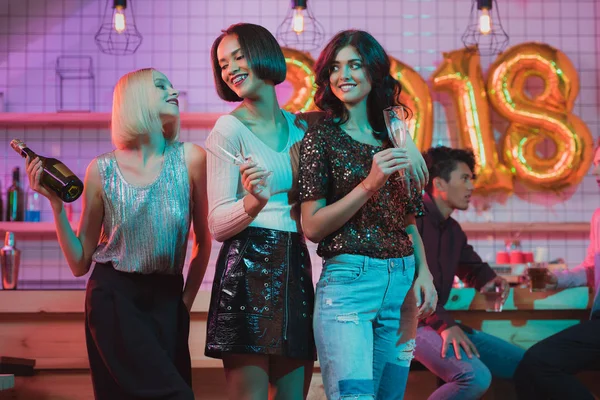 Mujeres multiétnicas celebrando el año nuevo - foto de stock