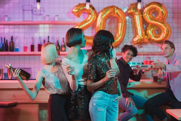 Mujeres multiétnicas celebrando el año nuevo - foto de stock