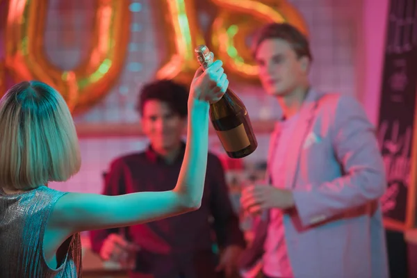 Femme avec bouteille de champagne — Photo de stock