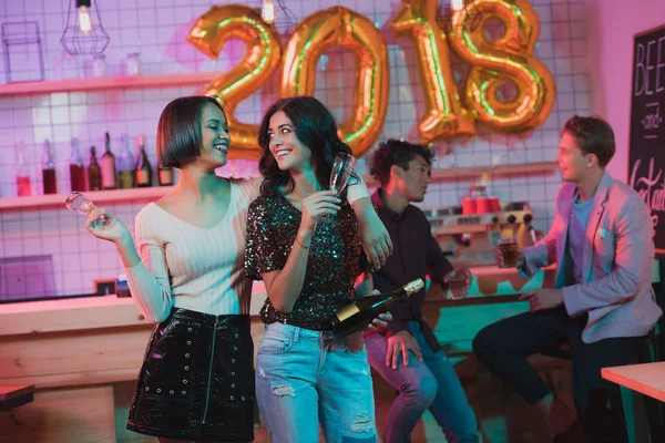 Mujeres multiétnicas celebrando el año nuevo - foto de stock