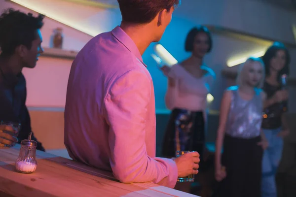 Man leaning on wooden counter — Stock Photo