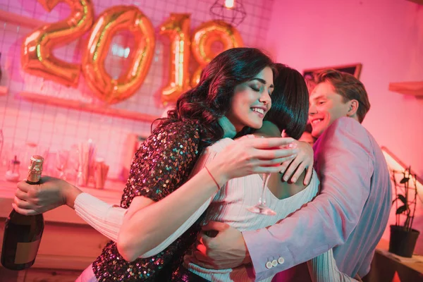 Amigos celebrando el Año Nuevo - foto de stock