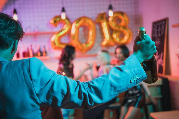 Homem trouxe garrafa de champanhe na festa — Fotografia de Stock