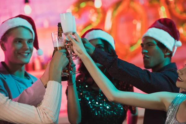 Amigos multiétnicos tintineo vasos de champán - foto de stock