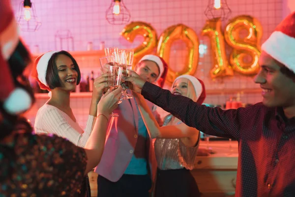 Multiethnische Freunde klirren mit Champagnergläsern — Stockfoto