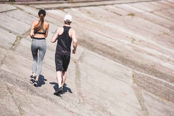 Paar joggt auf Platten — Stockfoto