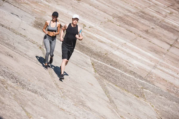 Couple jogging sur dalles — Photo de stock