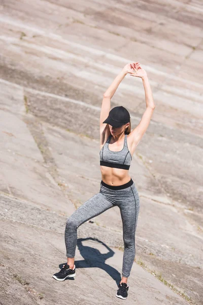 Frau streckt sich auf Platten — Stockfoto