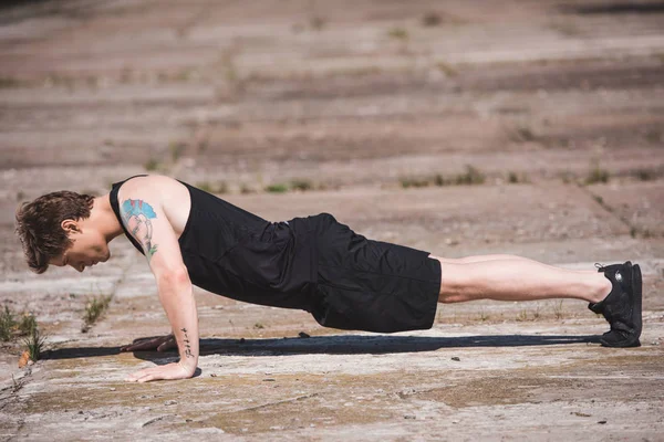 Man doing push ups — Stock Photo