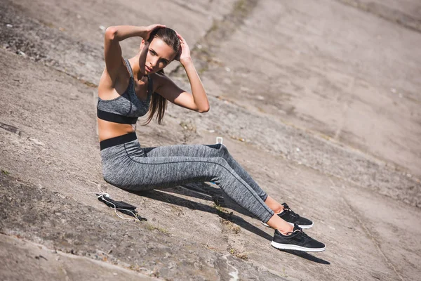 Mulher fazendo exercício abdominais — Fotografia de Stock