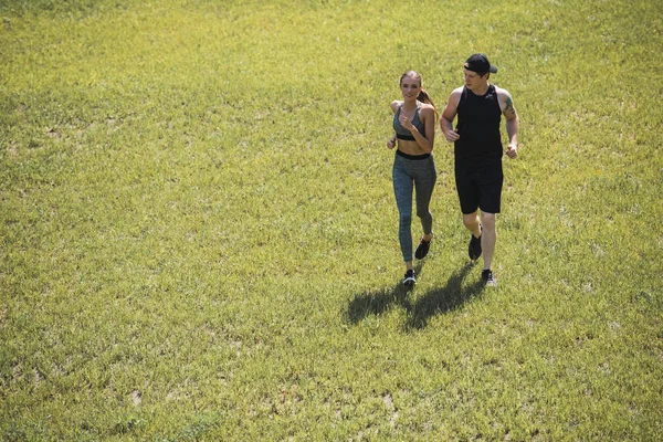 Пара біжить в парку — стокове фото