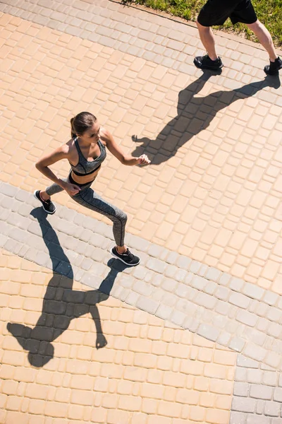 Femme jogging sur la rue — Photo de stock