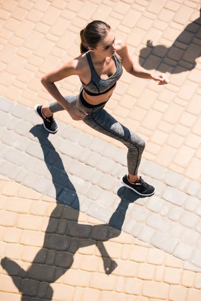 Frau joggt auf Straße — Stockfoto