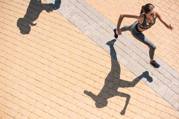 Жінка біжить на вулиці — стокове фото