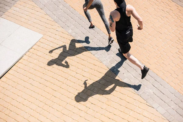 Paar joggt auf Straße — Stockfoto
