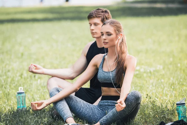 Pareja meditando juntos - foto de stock