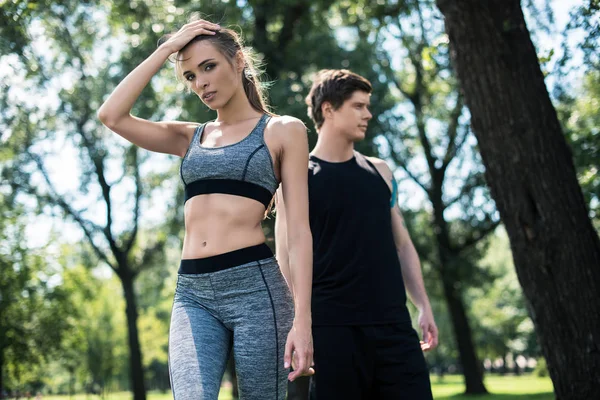 Pareja joven en ropa deportiva - foto de stock