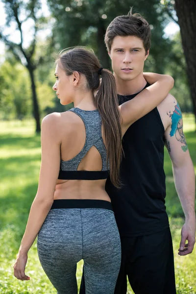 Jeune couple en vêtements de sport — Photo de stock