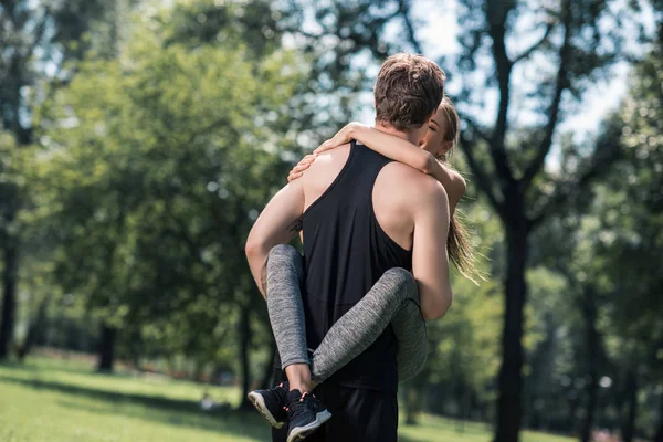 Couple se serrant dans ses bras — Photo de stock