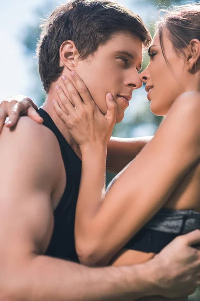 Couple hugging each other — Stock Photo