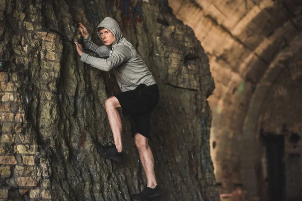 Junger Mann im Kapuzenpullover — Stockfoto