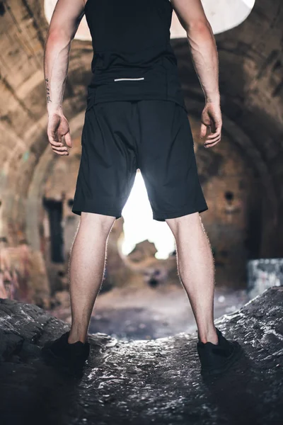 Homme debout sur les ruines — Photo de stock